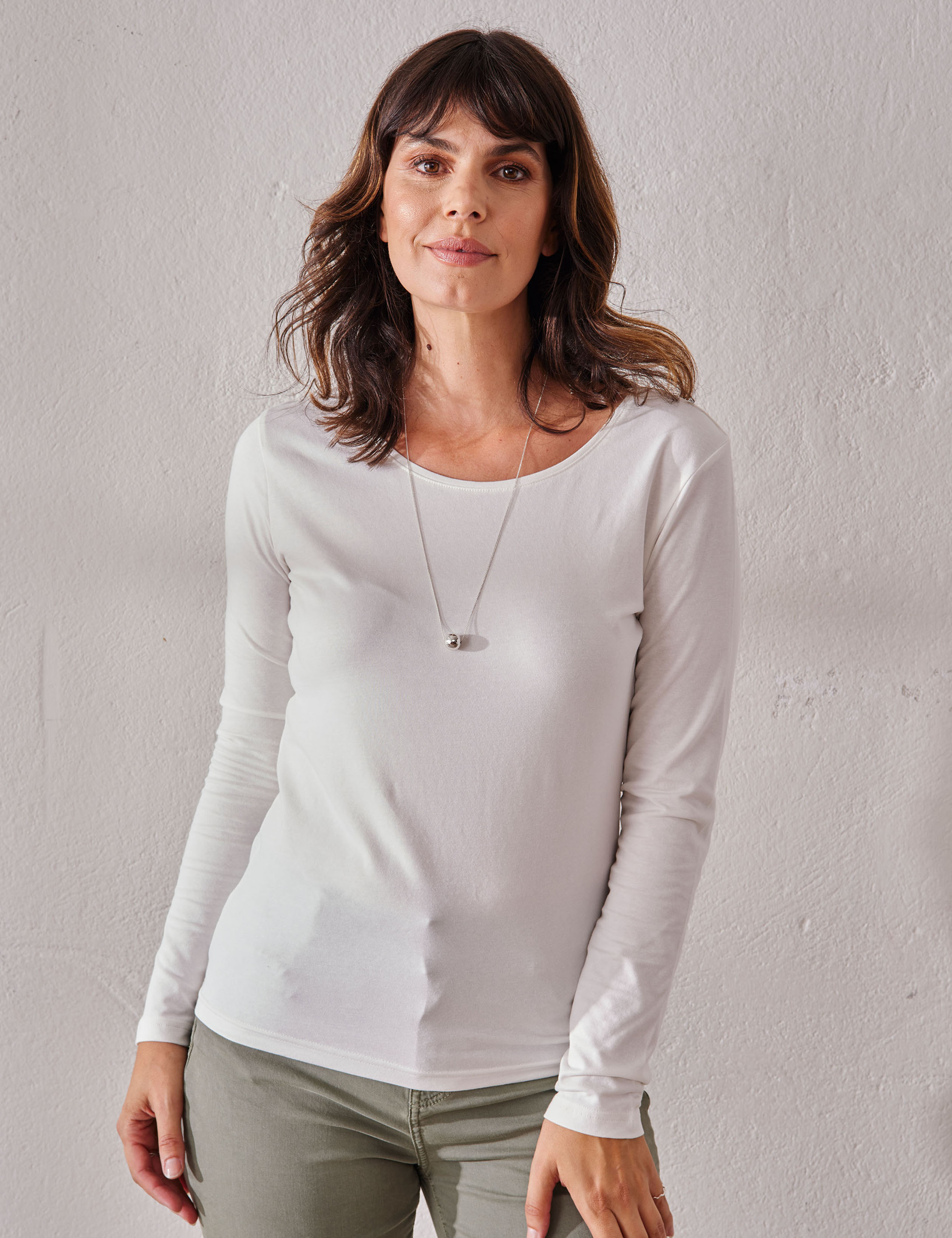 Modell NORA - Basic Langarmshirt