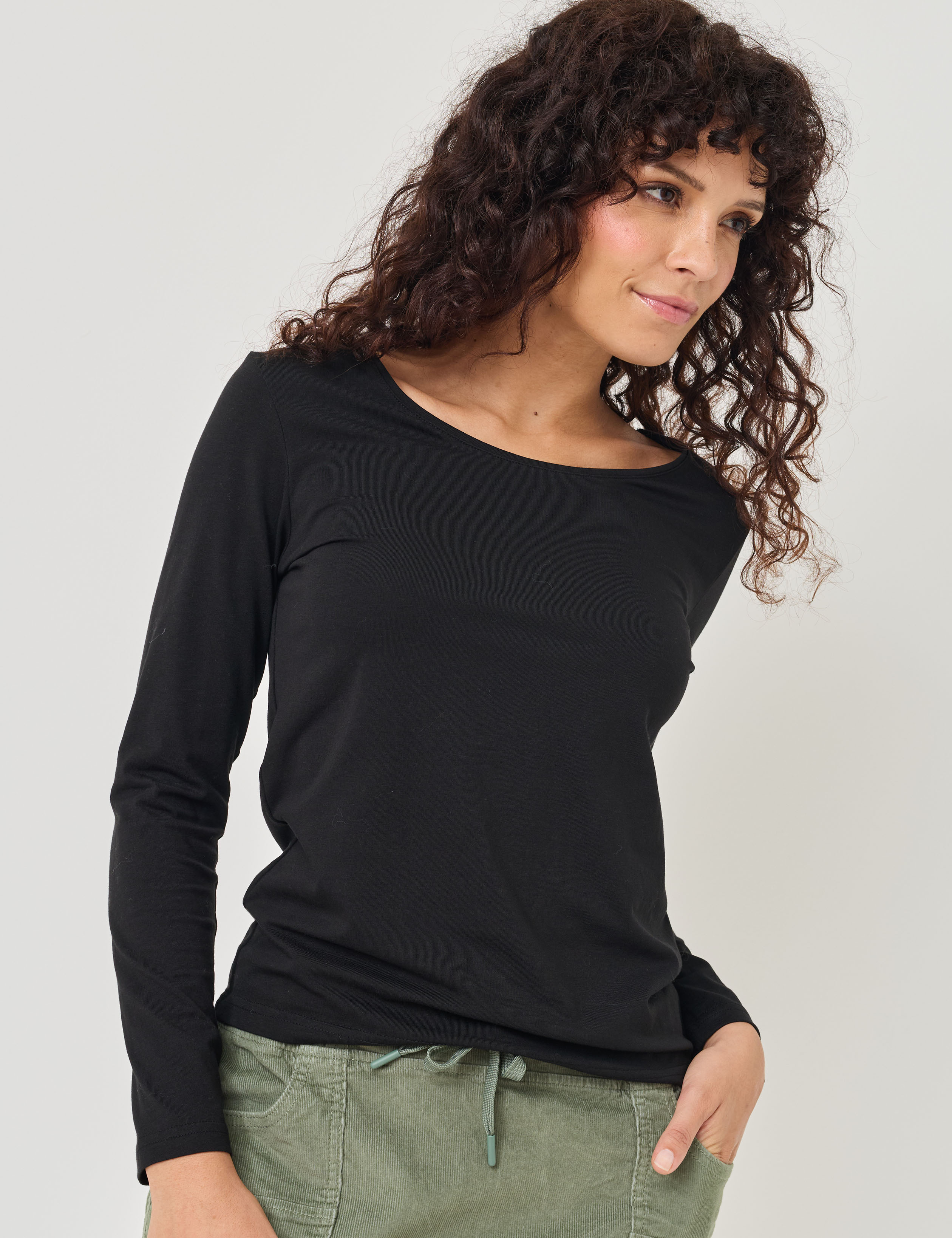 Modell NORA - Basic Langarmshirt