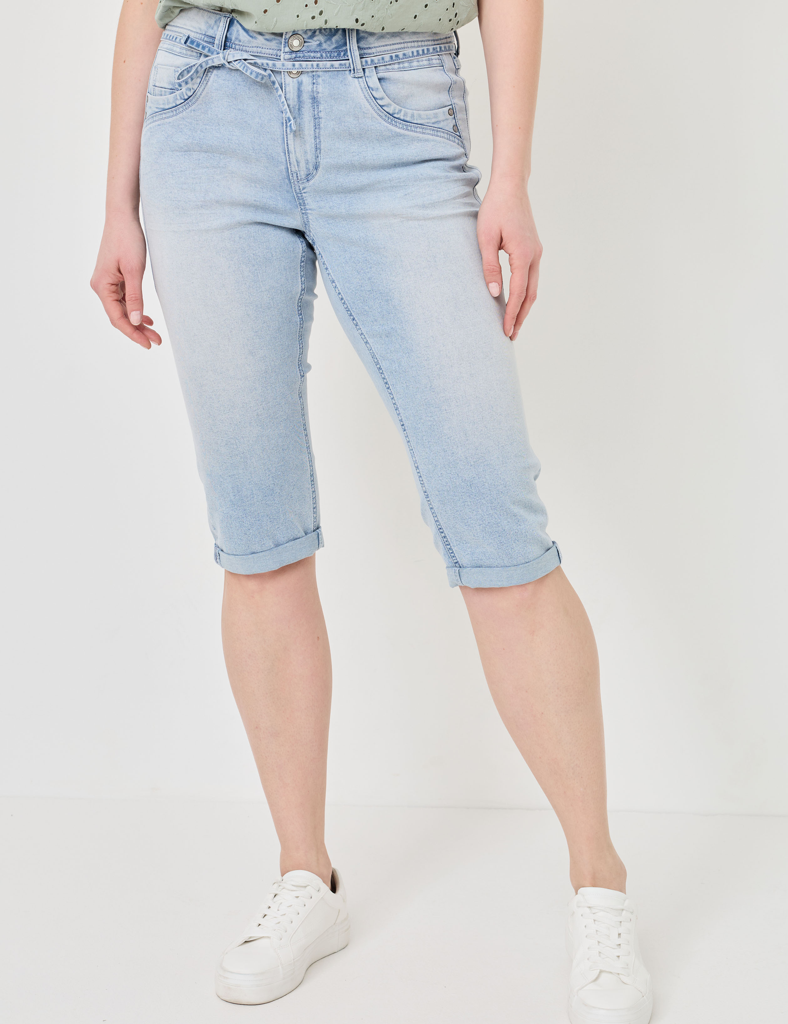 Stretchige Jeans-Capri mit Bändchen