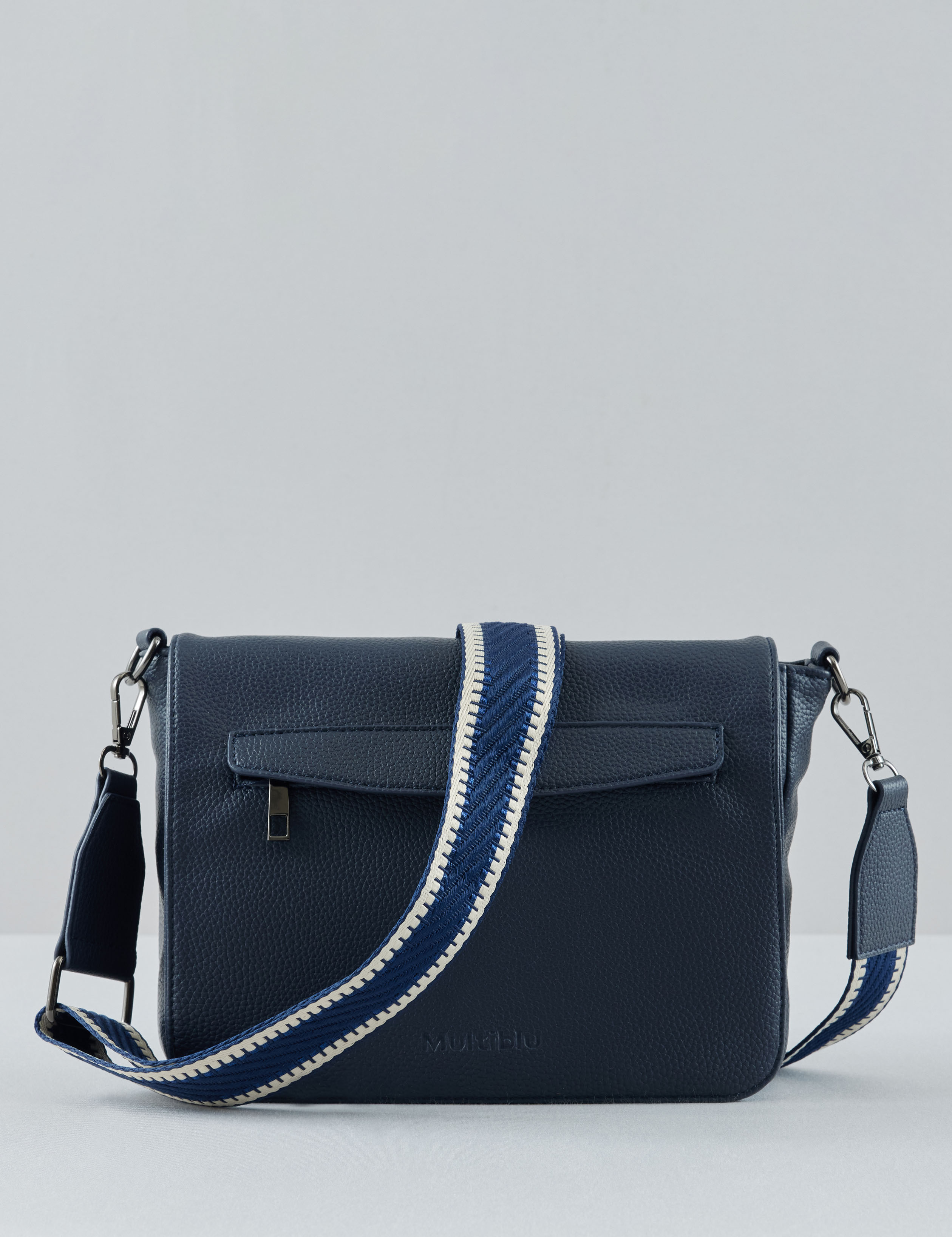 Mittelgroße Tasche im Lederlook