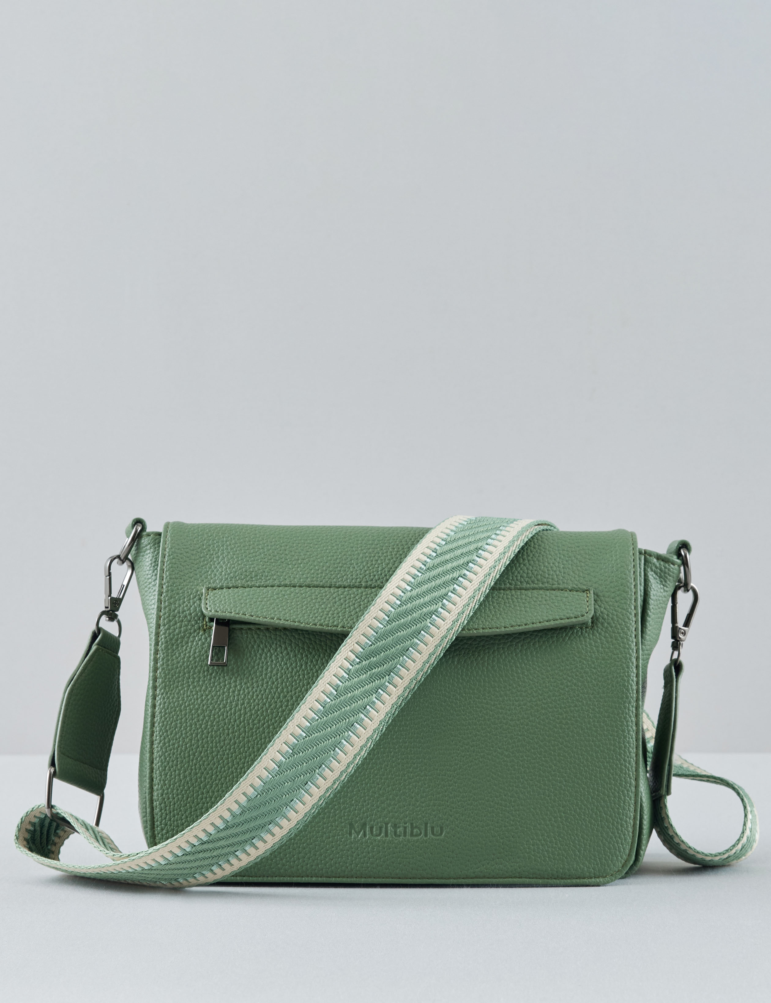 Mittelgroße Tasche im Lederlook