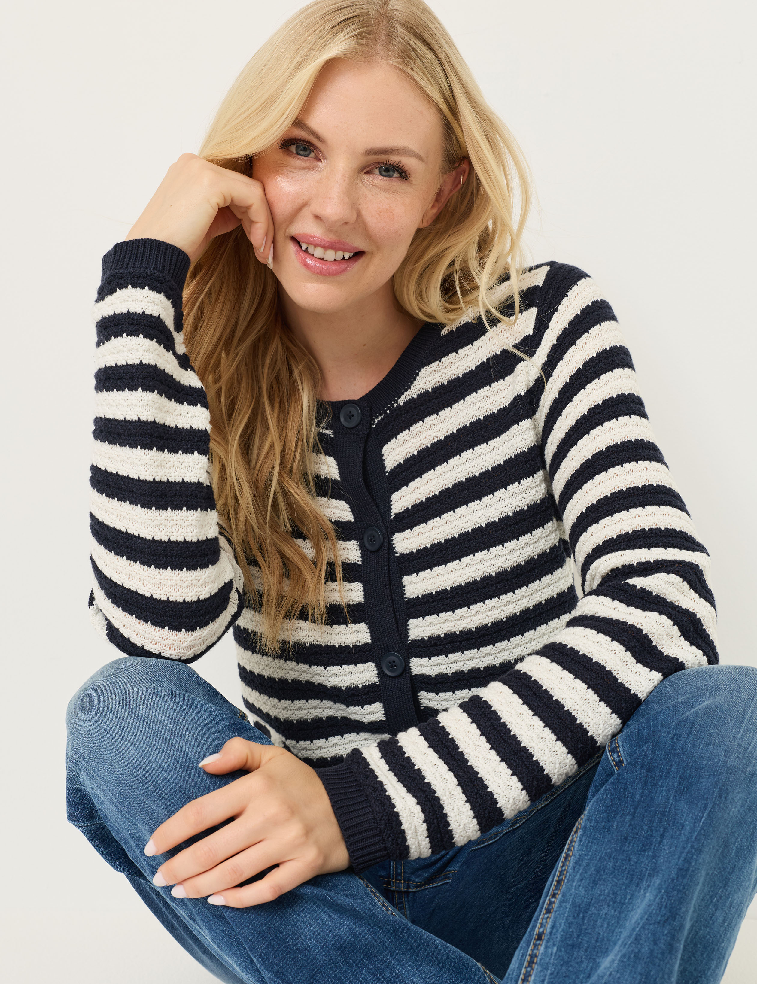 Gestreifte Strickjacke, Knopfleiste