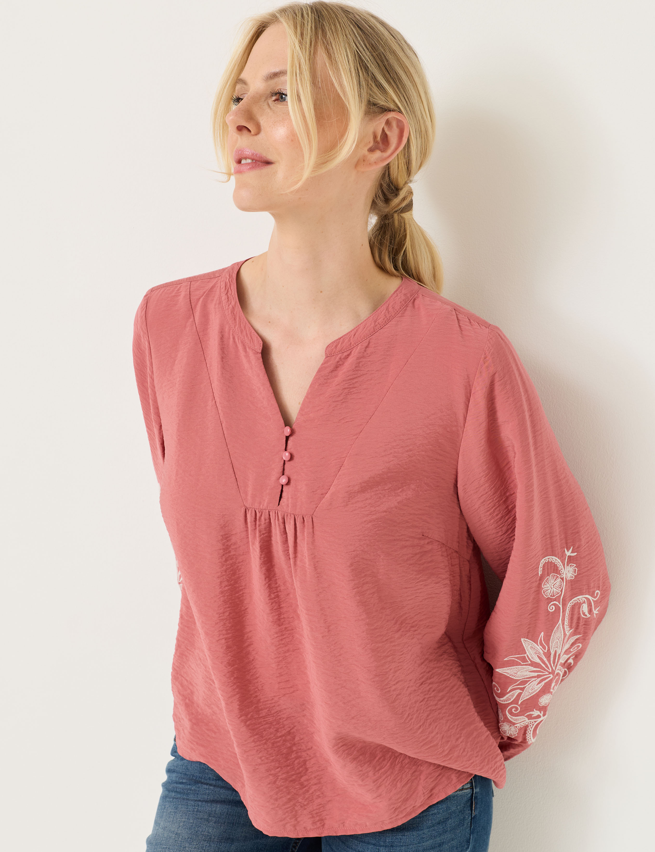 Bestickte Bluse mit weiten Ärmeln