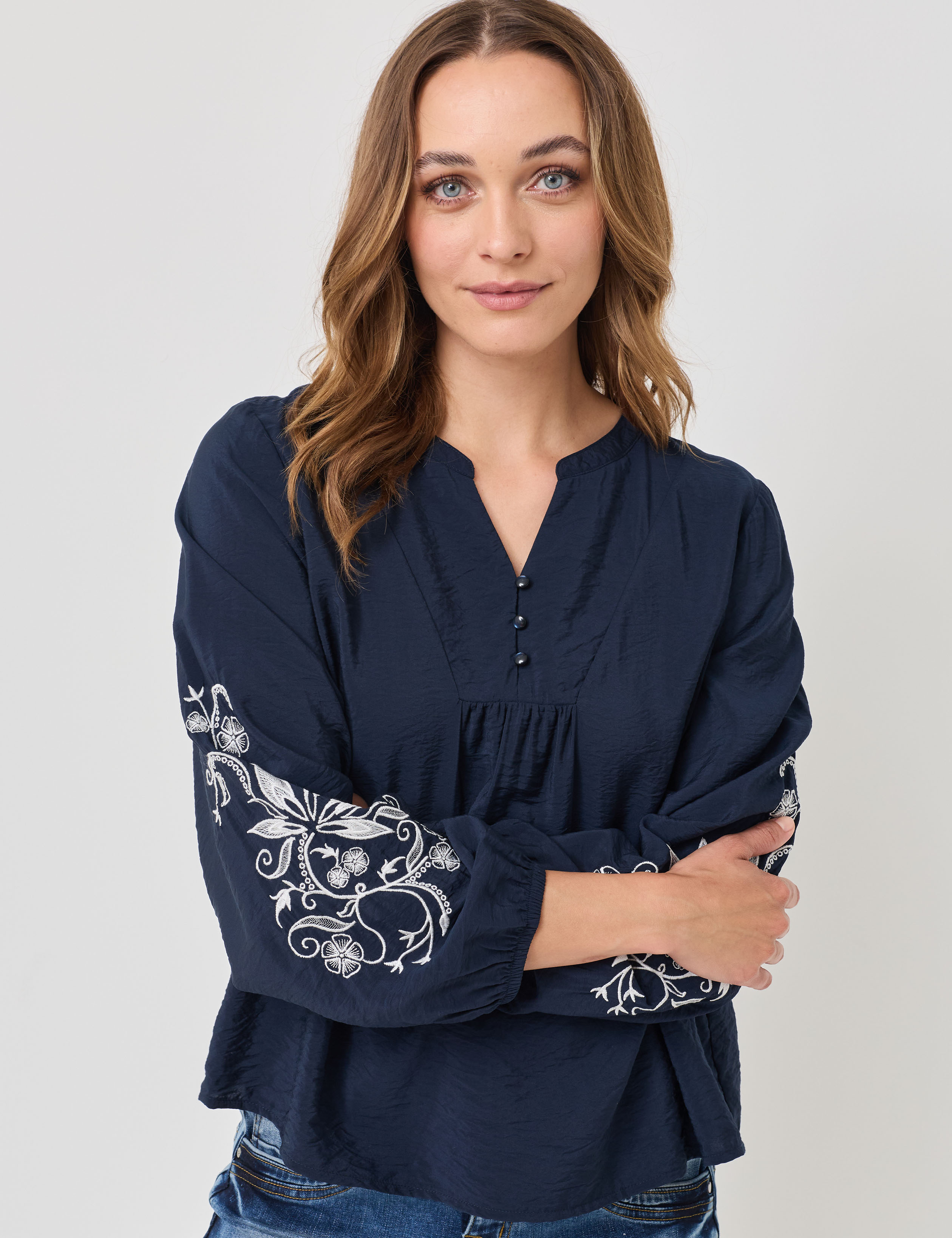Bestickte Bluse mit weiten Ärmeln