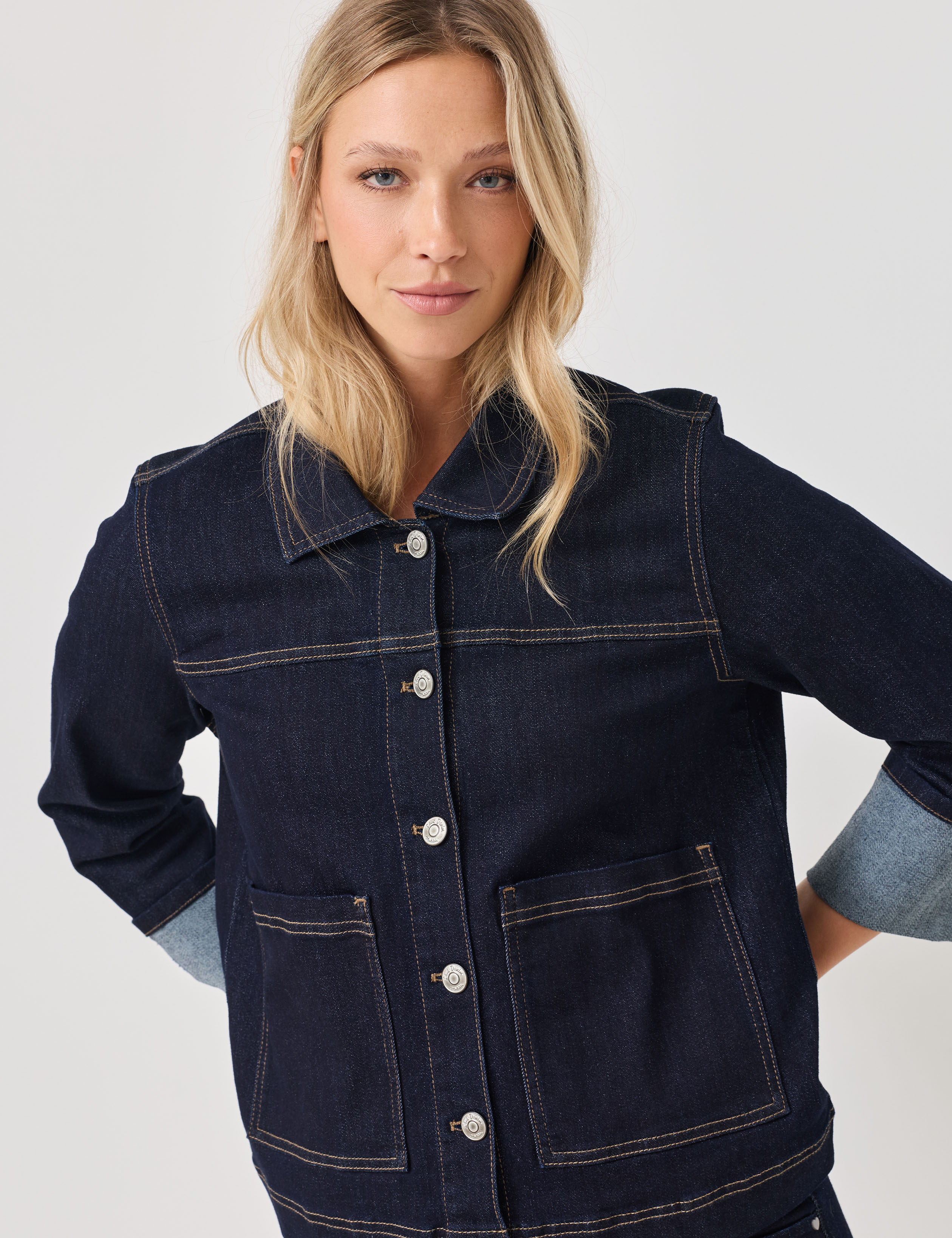 Im neuen Look: Modische Jeansjacke