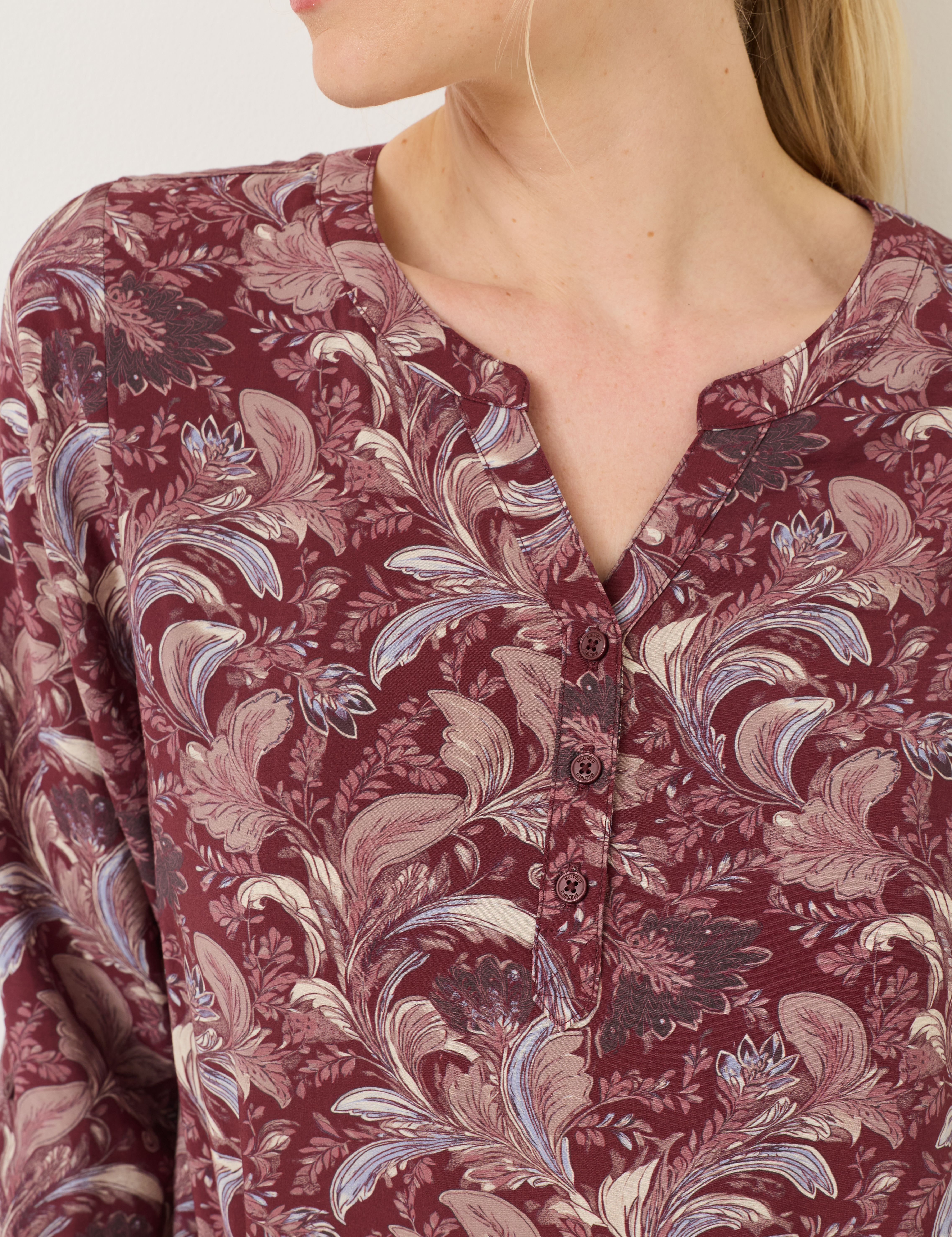 Gemusterte Bluse mit Henleykragen