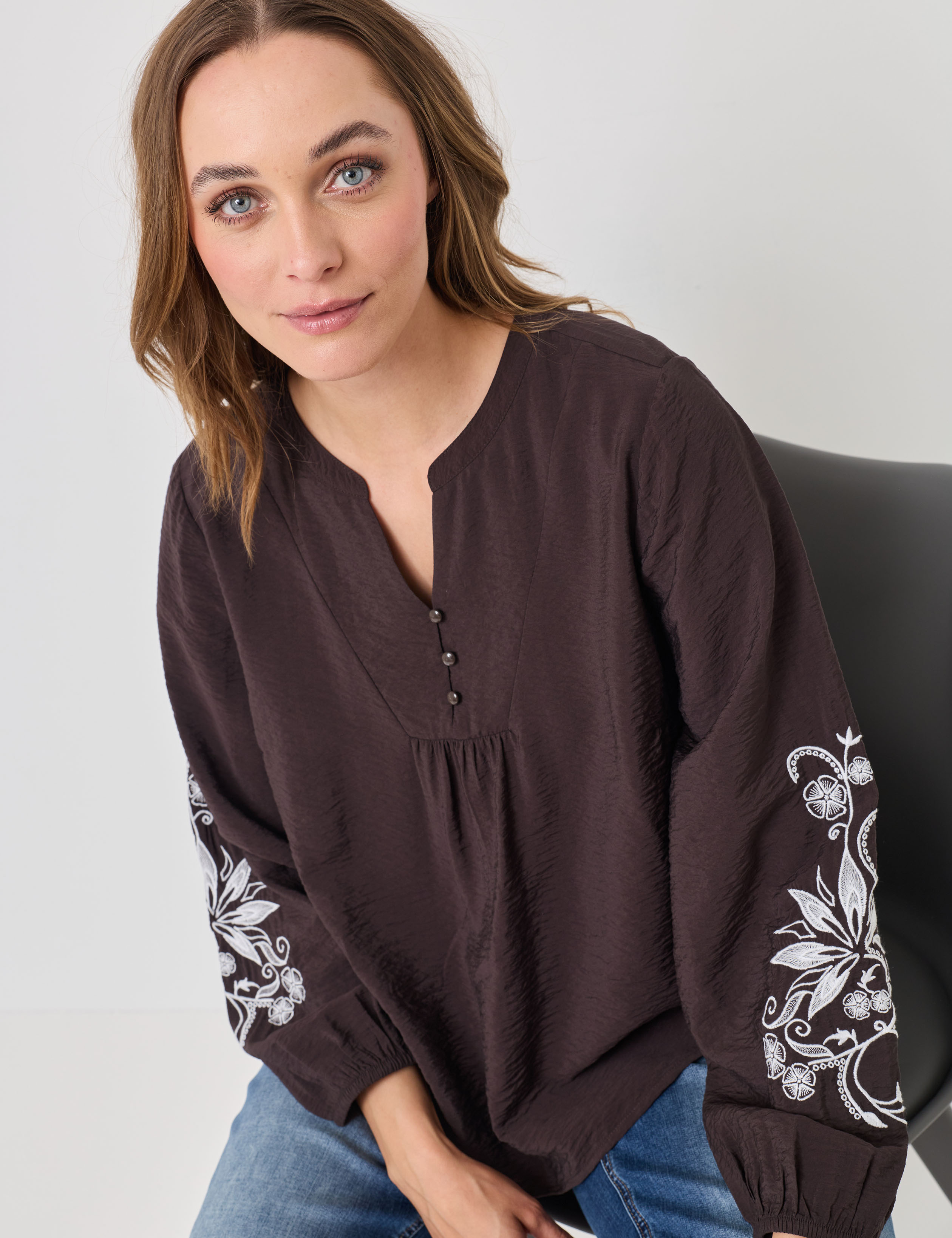 Bestickte Bluse mit weiten Ärmeln