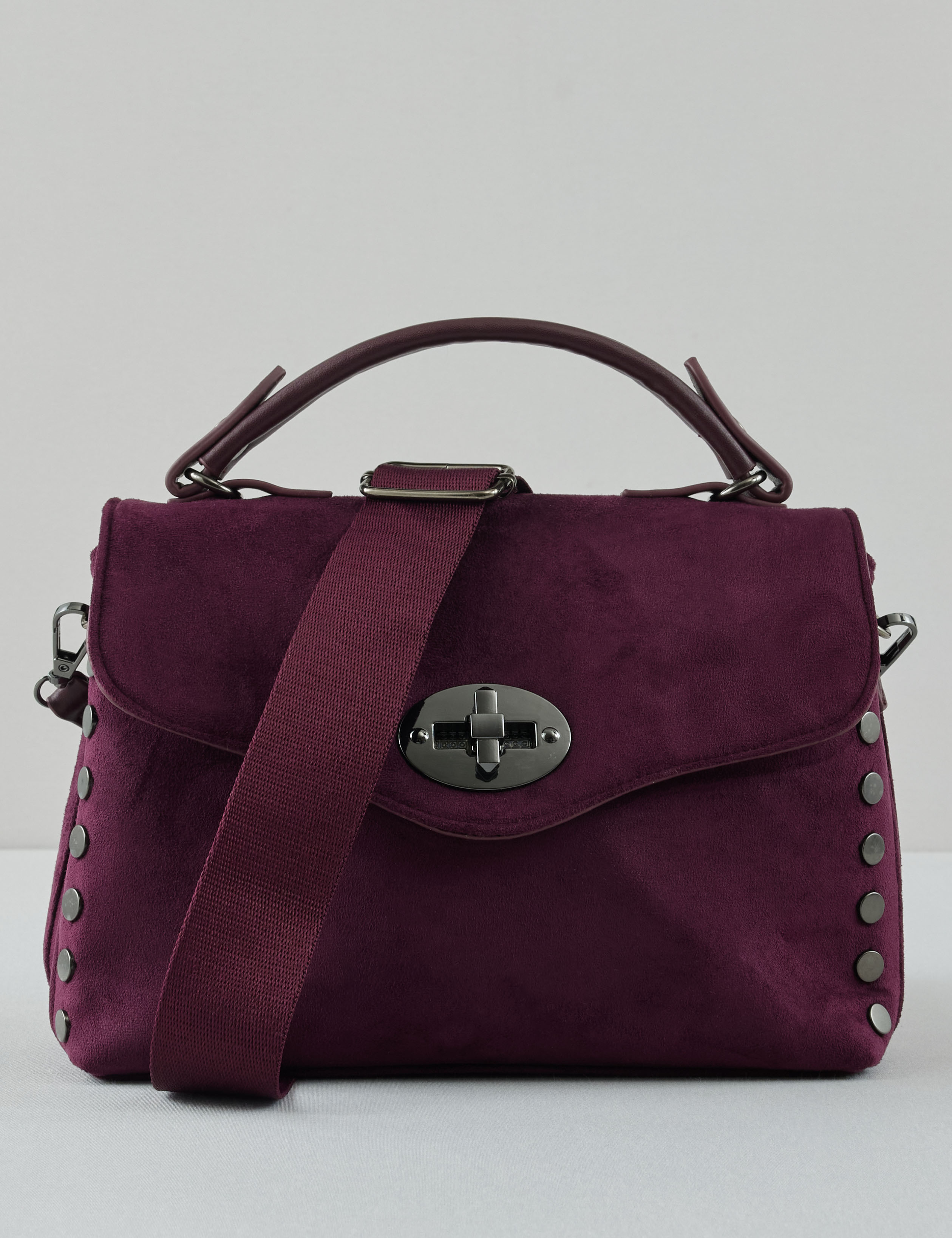 Modische Tasche mit Nietendetails