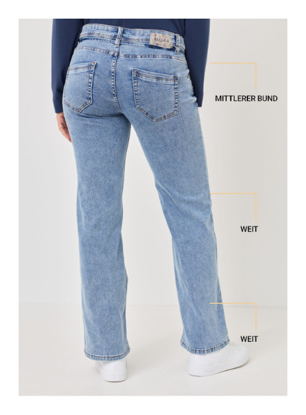 Mittelblaue Damen Jeans mit mittlerer Bundhöhe und ausgestelltem Beinverlauf in Rückansicht
